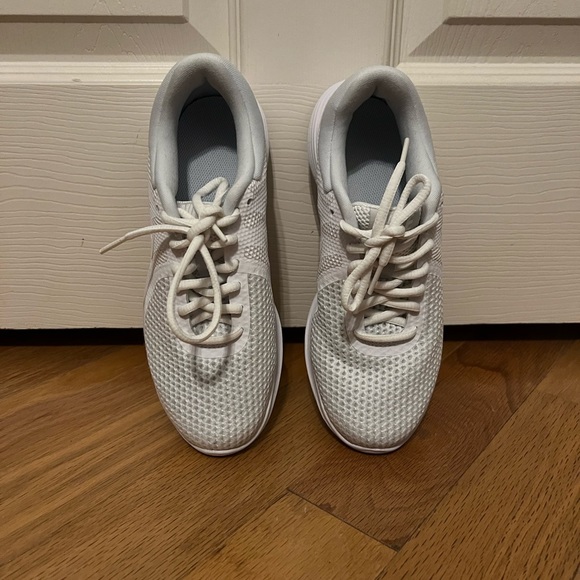 LIKE NEW NIKE Revolution 4 White Shoes, Women’s Size 6 - Picture 5 of 7